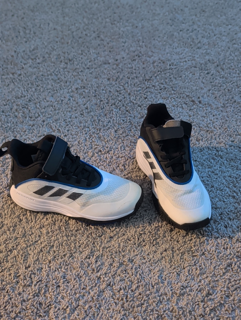 Adidas Boys White/Blue/Black Basketball Shoes Size 1